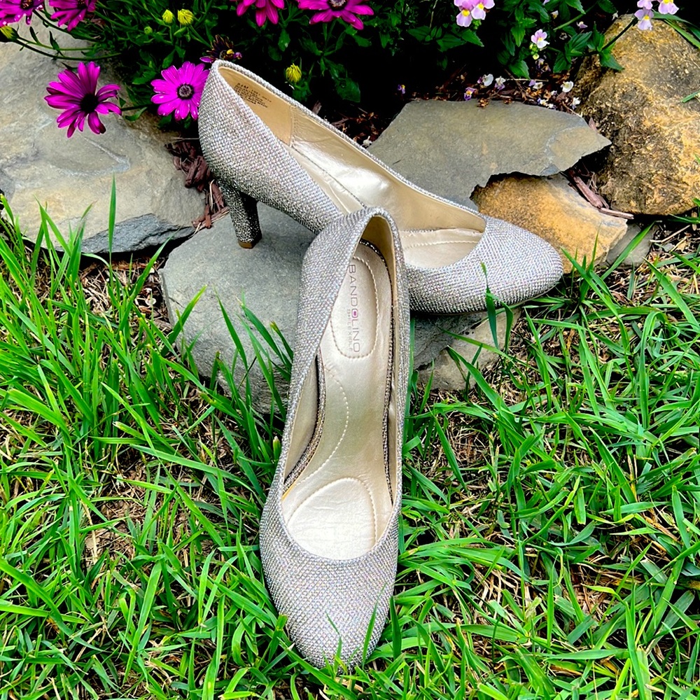 BANDOLINO. B*flexible silver kitten heel